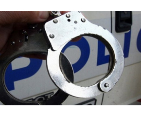 Двамата полицаи, арестувани за подкуп от пържоли, остават в ареста