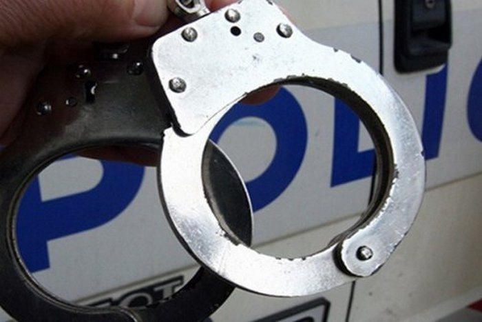 Двамата полицаи от Пловдив, арестувани в четвъртък вечерта за подкуп от пържоли, остават в ареста за 72 часа, научи БНТ.
Униформените служители са заловени...