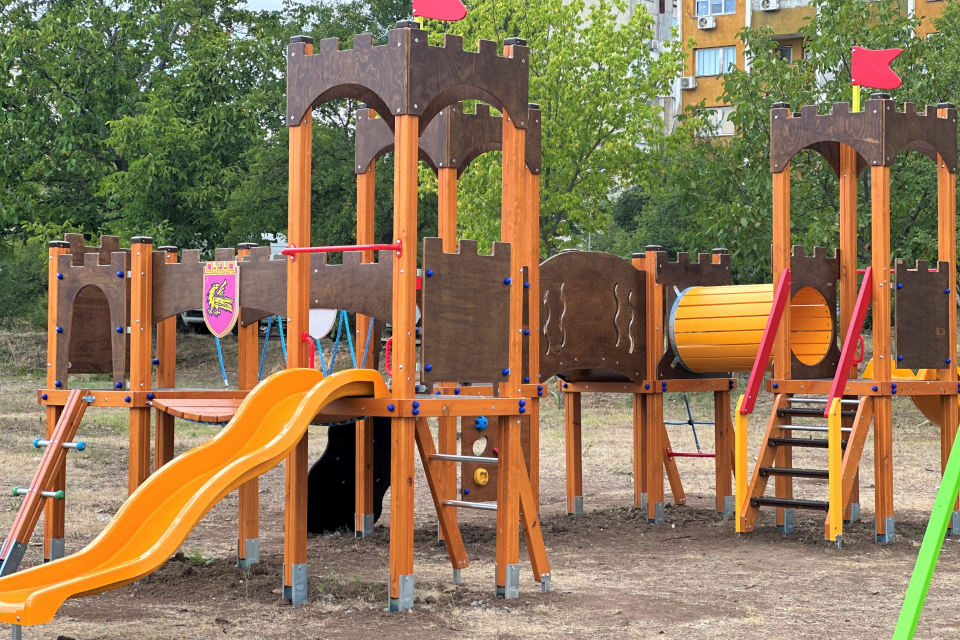 Две малки детски площадки, разположени в комплекс „Граф Игнатиев“ - до блок 94 и до бившия "Югоагент", вече радват малчуганите на Ямбол. Предназначени...