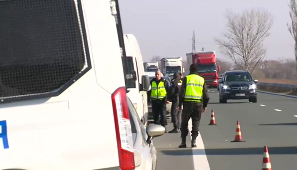 Две пилотни коли са придружавали буса с нелегални мигранти, шофиран от жандармерист. Това обясни пред NOVA Чавдар Грошев, районен прокурор на Пловдив....