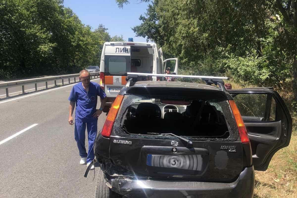 Верижна катастрофа с три леки автомобила блокира пътя Созопол - Бургас. Инцидентът е станал в ускорителната лента, малко преди кв. Крайморие и в момента...