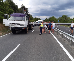 Движението по пътя Бургас - Созопол е блокирано в двете посоки