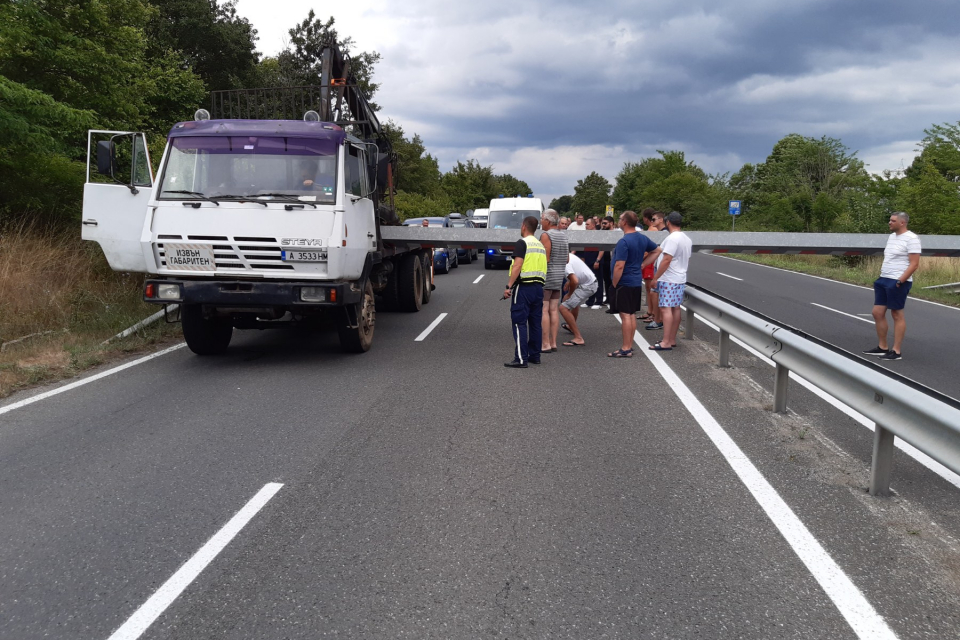 Движението по пътя Бургас - Созопол е блокирано и в двете посоки.
Предпазна рамка на мостово съоръжение е съборена от камион с неприбран кран.
Големи...