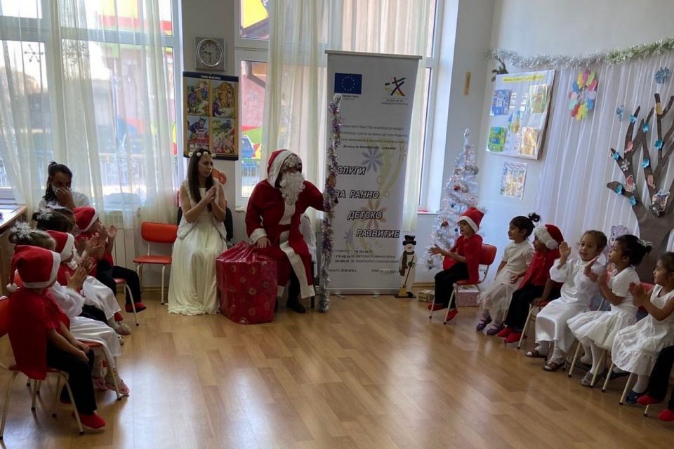 Дядо Коледа ще раздаде подаръци на 600 деца в детските градини на община Тунджа, съобщи пред журналисти кметът Георги Георгиев. Добрият старец започва...
