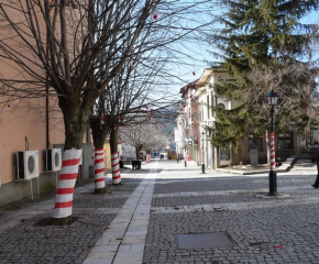 Дърветата и уличните стълбове по пешеходната улица на Котел бяха „облечени“ в бяло и червено