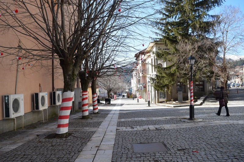 Дърветата и уличните стълбове по пешеходната улица на Котел и тази година бяха „облечени“ в бяло и червено. Това съобщиха от пресцентъра на общината, чиято...