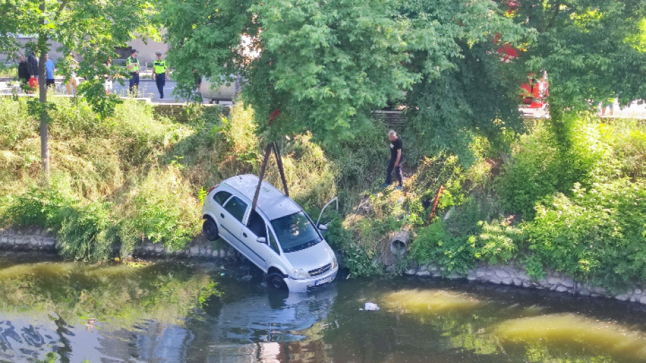 Пияният шофьор, който падна с колата си в река Тунджа в Ямбол, е осъждан за шофиране след употреба на алкохол. Повдигнато му е вече обвинение и за снощния...