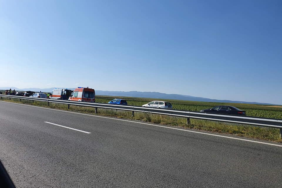 Тежка катастрофа стана вчера около 17 часа при км 295 на АМ "Тракия" в посока София. Движението там бе възстановено едва към 3 часа през нощта.
Един човек...