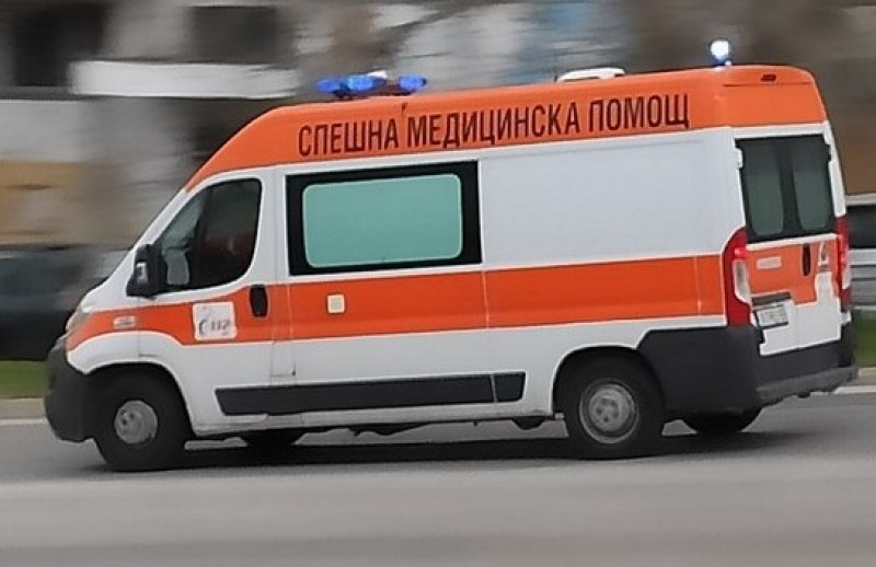 Тежка катастрофа между микробус и автомобил на пътя Лесово - Елхово, района на Гранитово, в област Ямбол. Един е загинал, а двама са транспортирани към...