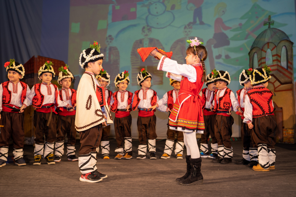 В Детския коледарски празник – 2022, организиран от Община Ямбол и Общински комплекс – Ямбол, се включиха единадесет куди на танцуващи коледари.
По традиция...