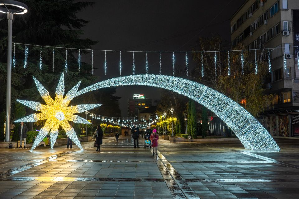 В началото на следващата седмица празничната коледна и новогодишна украса в Ямбол ще бъде окончателно монтирана.
Специалната изненада за жителите и гостите...