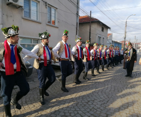 Единствените танцуващи коледари в България са в Ямбол (ВИДЕО)