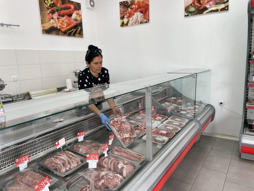 Едва 30% от свинското месо, което купуваме, е произведено в България, сочи статистиката.
Производителите алармират, че свиневъдството е застрашено от...