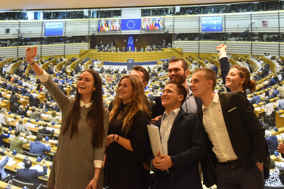 Младежкият екип Европа търси своите нови кандидати за посланици на Еврокомисията у нас. Изискванията са те да са студенти между 18 и 25 г. с интерес към...