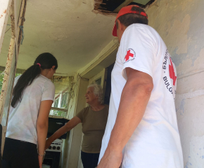 Екипи на БЧК оказват подкрепа в пострадалите от пожарите населени места