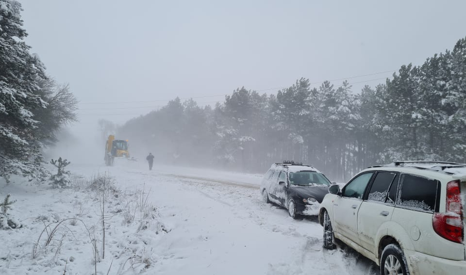 Екип на РСПБЗН-Сливен е евакуирал 10 души, закъсали в 3 автомобила на път в местността „Даулите“. Сигналът е получен на 28 февруари в 04,31 часа. Дежурният...