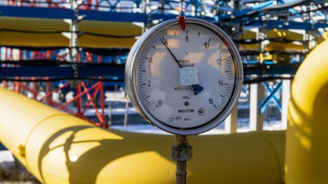 За традиционно най-студения месец в годината - януари, очакваното повишение на цената на газа е 40%. Искането е на "Булгаргаз", решението ще е на КЕВР. 
"Увеличението...