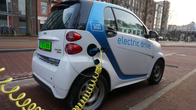 От днес автомобилите с електрически двигатели ще бъдат ясно разпознаваеми, защото ще бъдат със зелени регистрационни табели.
До днес регистрираните електрически...