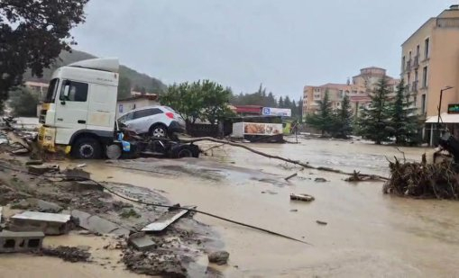 Електроподаването във вилно селище Елените остава преустановено, съобщиха от пресцентъра на Областната администрация в Бургас. По време на оперативния...