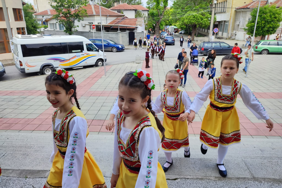 Шестият фолклорен фестивал с конкурсен характер „Тунджа пее и танцува“ се провежда в Елхово. Надпреварата събра танцьори, музиканти и изпълнители на народна...