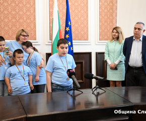 Емоционална среща в Община Сливен с деца със специални потребности и успехи в плуването