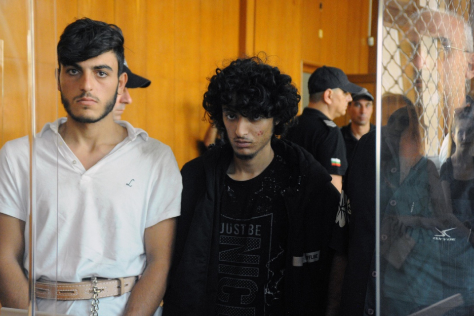 Тримата сирийци, обвинени в трафик на мигранти, остават в ареста. Това реши Районният съд в Бургас. Те бяха задържани след катастрофата с автобус в четвъртък,...