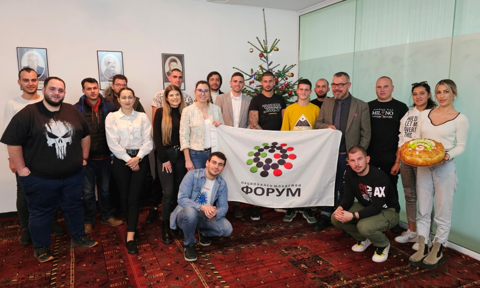 На 20 декември, в административната сграда на община „Тунджа“ се проведе среща между ученици, студенти, млади кметове, общински съветници и служители в...