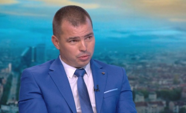 Снощи има нов заловен бус с 24 мигранти и с български водач. Това съобщи в ефира на бТВ главен комисар Антон Златанов, директор на Главна дирекция „Гранична...