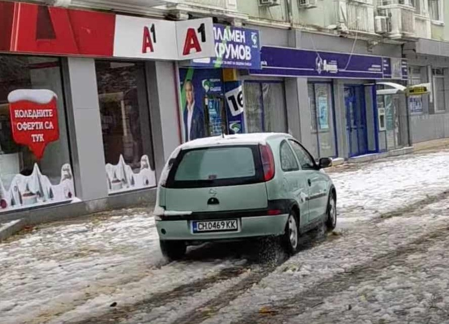 Началникът на сектор „Пътна полиция” в Сливен се е самосезирал след публикация в социалните мрежи за лек автомобил, който се движи по пешеходната зона...