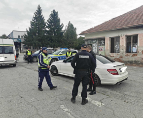 Глобиха шофьор за скриване на част от регистрационния номер на микробус в Сливенско