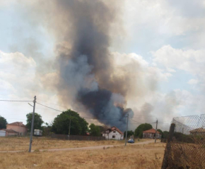 Голям пожар бушува в землището на село Стефан Караджово