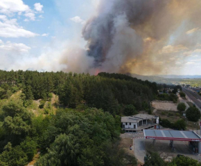 Голям пожар гори край Казанлък, пътят за Бургас е затворен