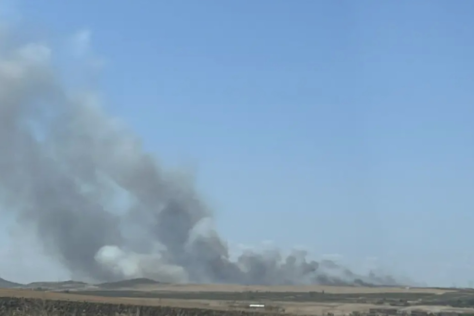 Голям пожар избухна край Българово. Заради силния вятър, огънят настъпва към вилната зона на населеното място.
От пожарната служба в Бургас заявиха, че...