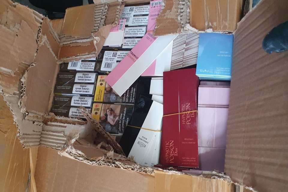 Митническите служители на Митнически пункт Лесово откриха контрабандни 25 619 опаковки парфюми и 69 000 къса (3450 кутии) цигари в товарен автомобил, превозващ...