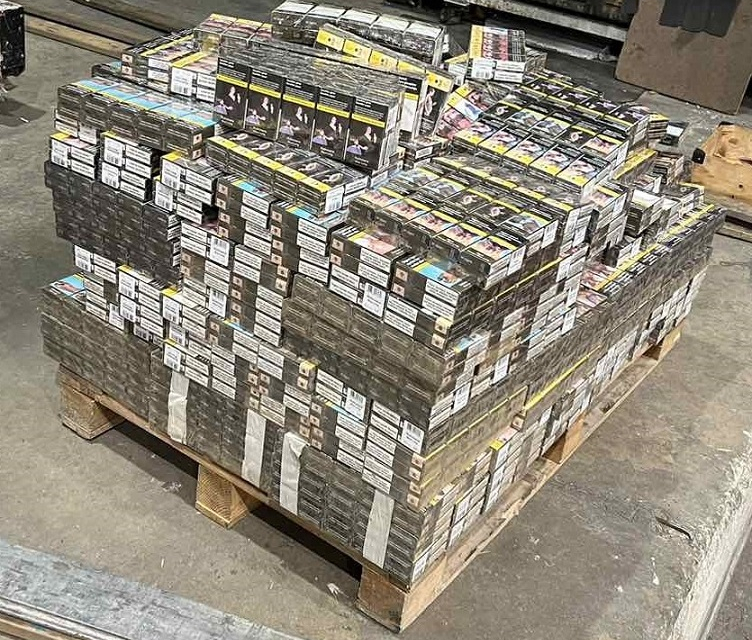 Голямо количество от 69 000 къса (3450 кутии) контрабандни цигари откриха митническите служители на Митнически пункт Лесово във фабрични кухини в пода...