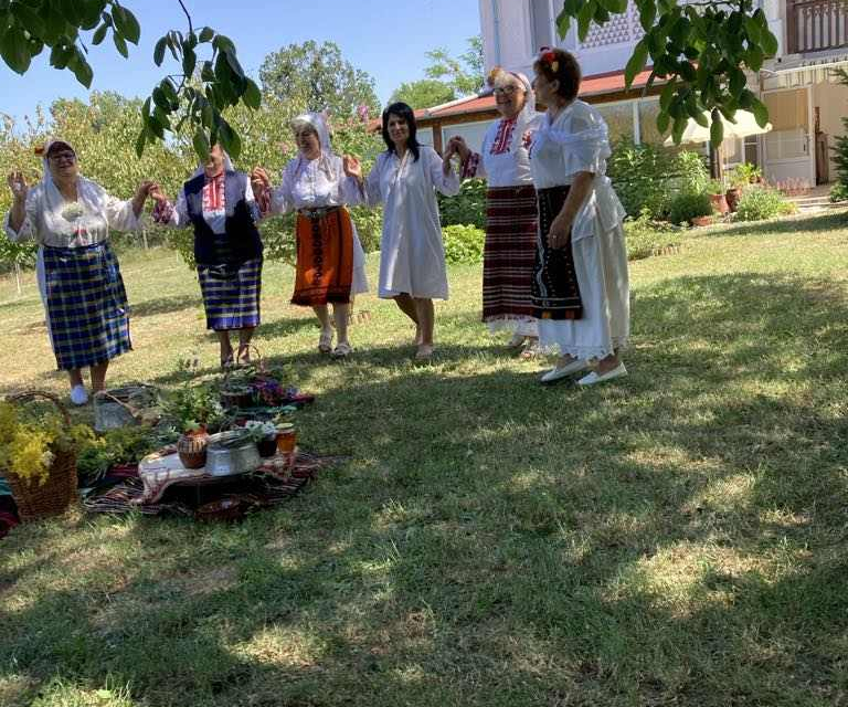 "Ой те тебе, Еньова бульо" и "Рокойка Рачанка" са песни, които традиционно се изпълняват в село Голямо Крушево на 24 юни в чест на раждането на свети Йоан...