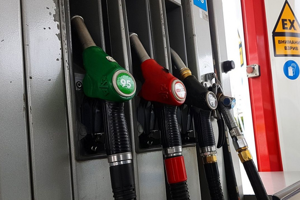 Цените на горивата достигнаха 3,50 лв. за литър, КЗК видя нарушения и дъмпинг, а граждани излязоха на протест срещу поскъпването.
"Поскъпването се дължи...