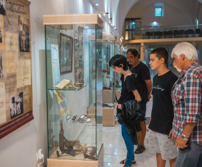 Гостуваща изложба представя в Ямбол традициите на Тревненската школа в изкуствата и занаятите