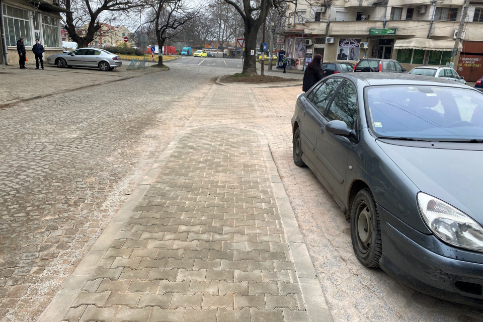Завърши изграждането  на паркинг на улица „Атанас Кратунов“ зад блок 2 в ямболския квартал „Каргон“. За удобство на пешеходците е изградена и нова тротоарна...