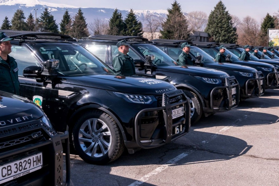Главна дирекция "Гранична полиция" получи още 110 високопроходими автомобила. Ключовете връчиха служебният министър на вътрешните работи Калин Стоянов...
