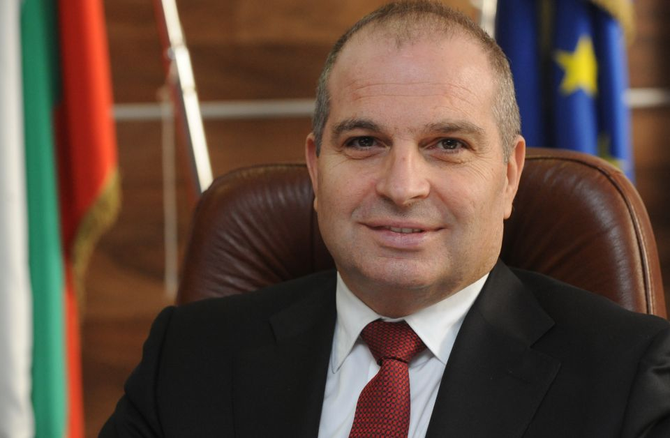 Вицепремиерът и министър на регионалното развитие Гроздан Караджов е депозирал оставката си, след като в сряда партия "Има такъв народ" се оттегли от управлението...