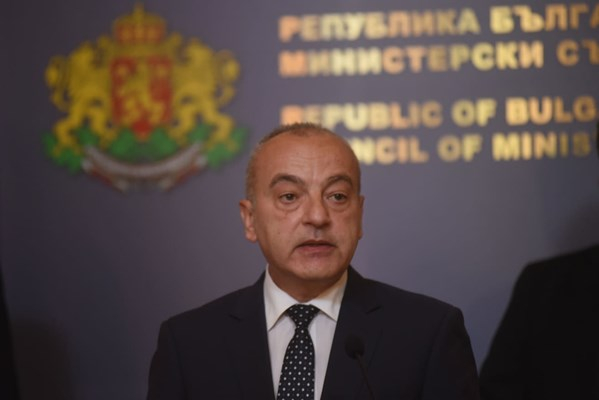 "Риск за националната сигурност на България има, но няма пряка военна заплаха до този момент за България", каза служебният министър-председател Гълъб Донев...