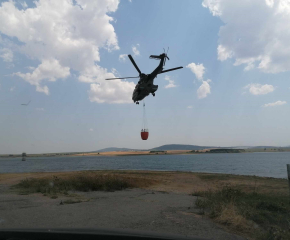 И хеликоптер се включи в борбата с огъня в община Болярово