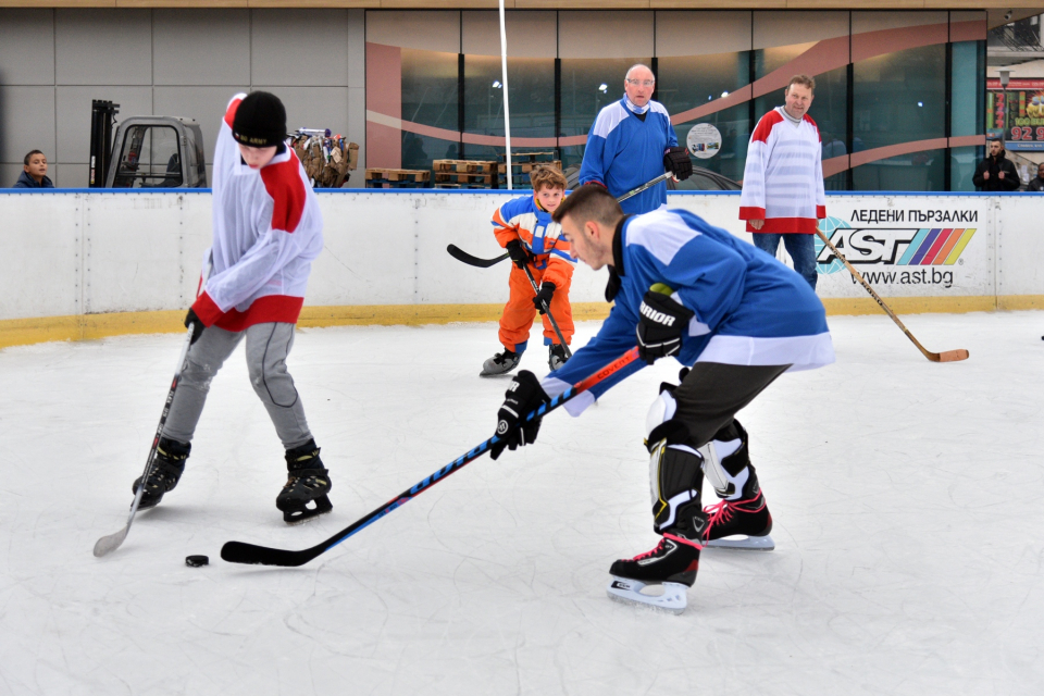 Ледената пързалка в Сливен се превърна в арена на хокейна надпревара. Мачът привлече интереса на гражданите в съботния ден. В приятелската среща участваха...
