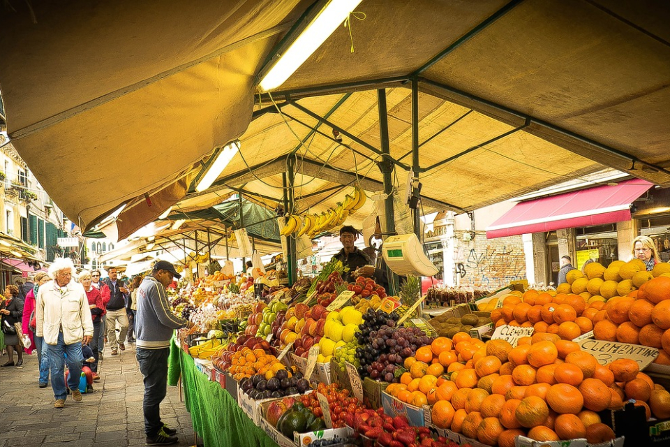 Почти всички основни хранителни продукти, плодове и зеленчуци поскъпват на борсите у нас, показват данните от тазседмичния бюлетин на Държавната комисия...