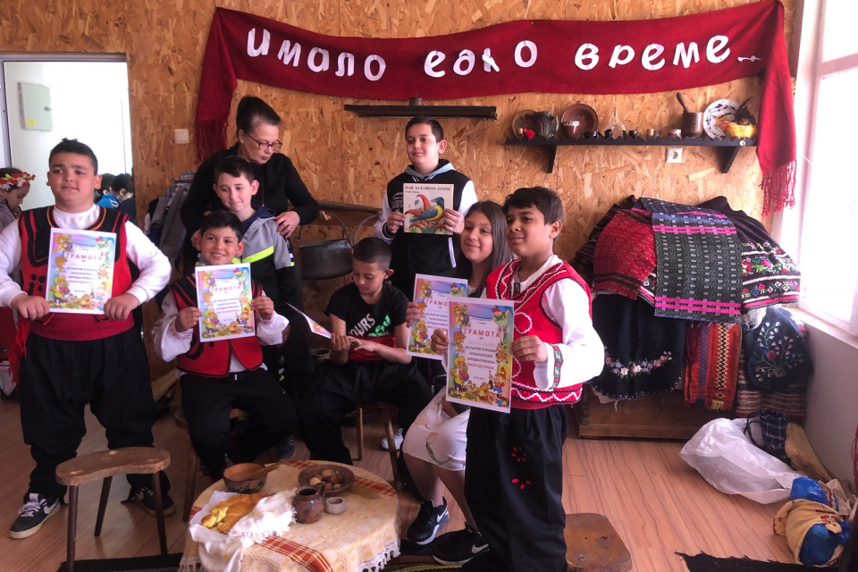 „Имало едно време…“ така започва всяка българска народна приказка, така започва и приказката на децата на Тенево, посветена на Деня на детската книга.
На...