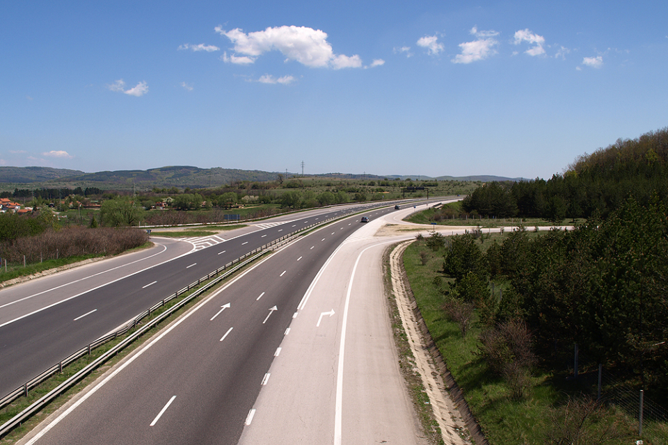 Есперти от Института по пътна безопасност откриха пропуски в ремонтирания преди дни участък от магистрала “Тракия”. Става въпрос за първите 12 километра...