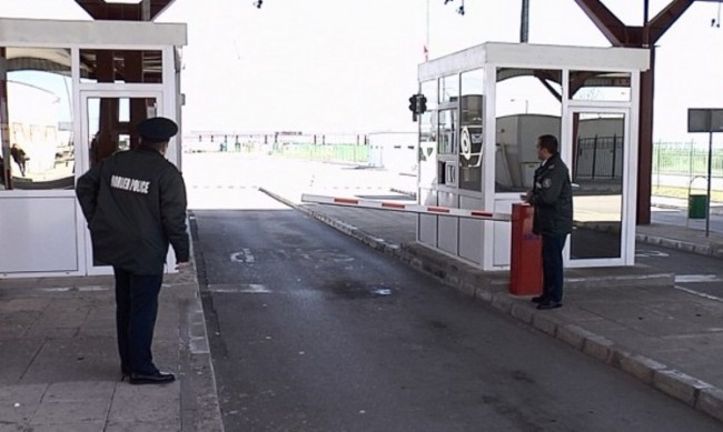 Интензивен е трафикът за товарни автомобили на изход на граничния пункт „Лесово“. Това съобщиха от ГД „Гранична полиция“. Българските граждани могат да...