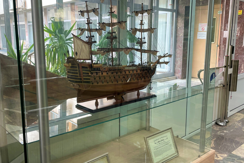 Интересен макет на британски линеен кораб от XVIII век, изработен от високачествен дървен материал, е разположен във витрина на първия етаж в административната...