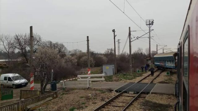 Инцидент с бързия влак от Варна за София. Тази сутрин, при потегляне след спиране на гара Дралфа, влакът се опитал да премине от един коловоз на друг....